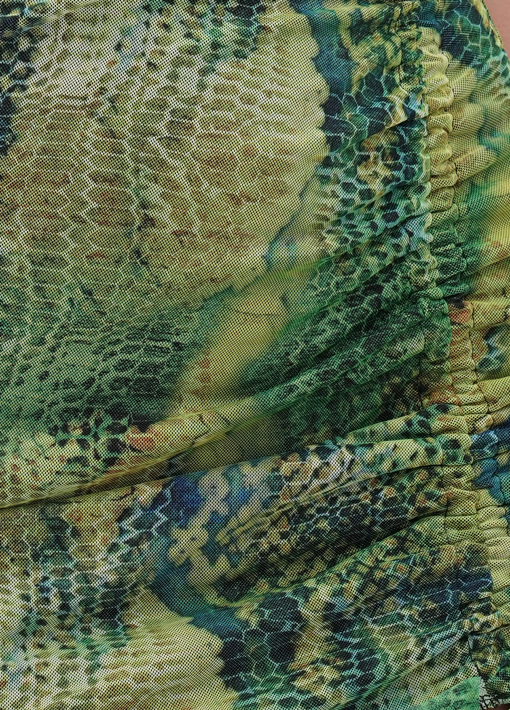 Зеленое кэжуал платье с открытой спиной PrettyLittleThing змеиный