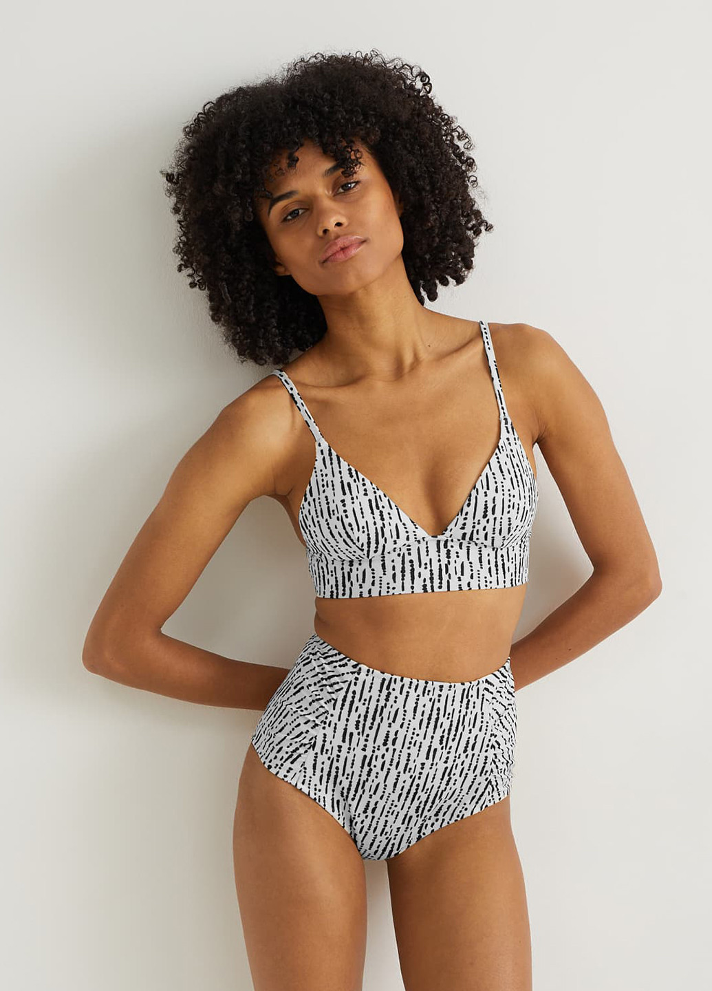 Бежевые купальные трусики-плавки с абстрактным узором C&A