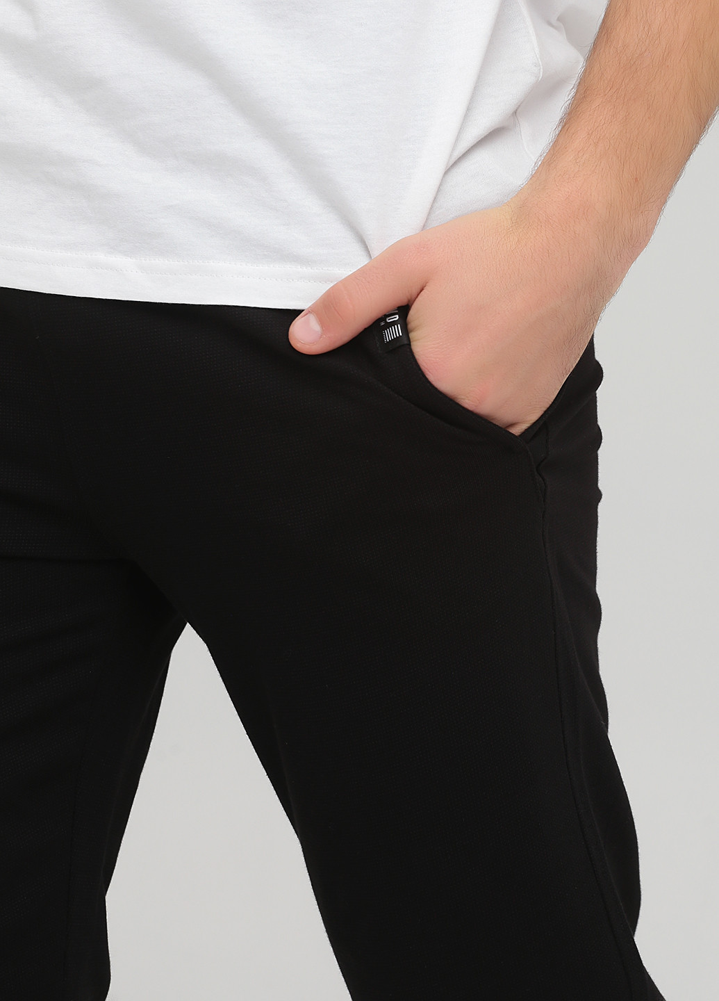 Черные спортивные демисезонные зауженные брюки New Brand