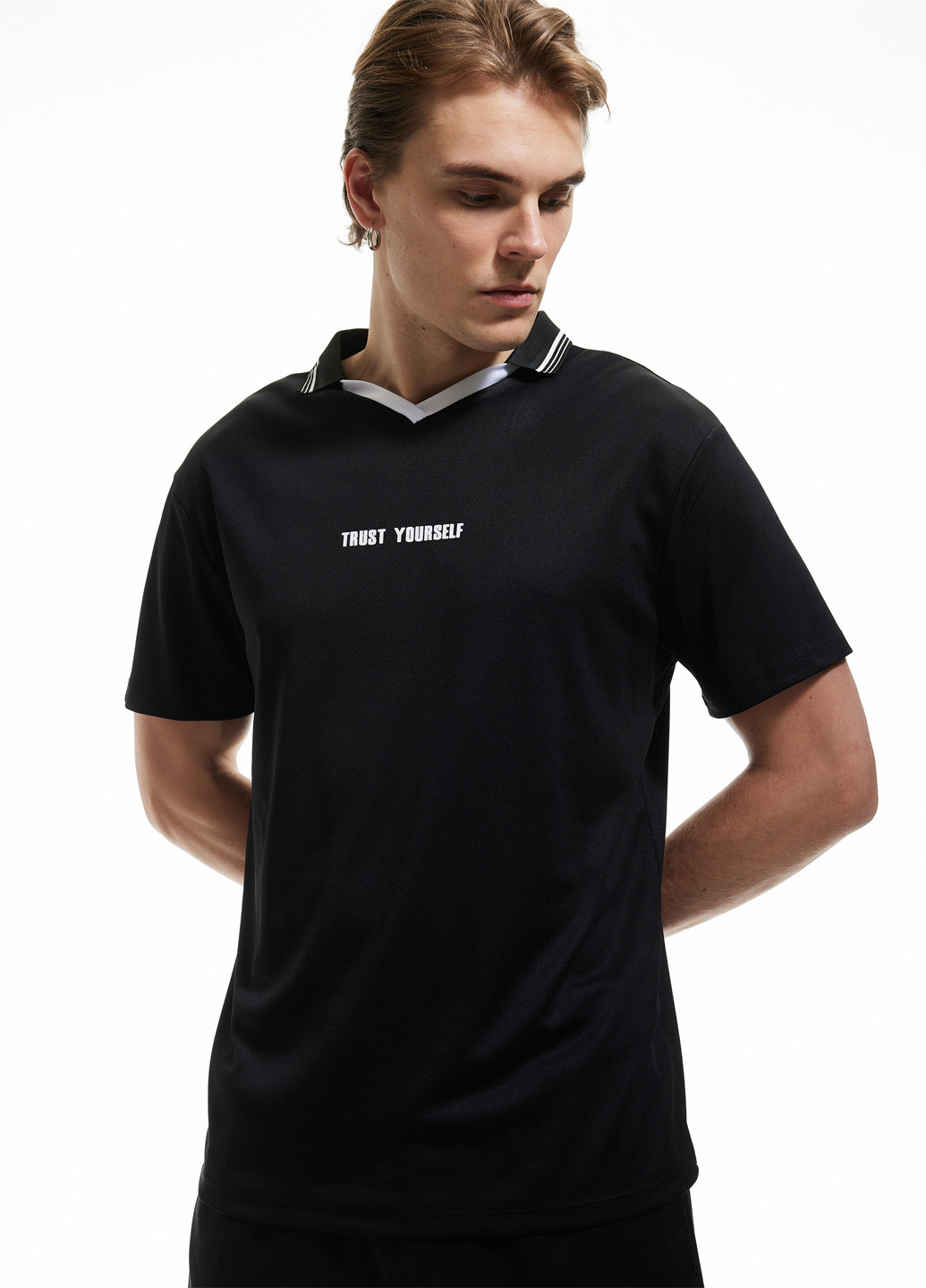 Черная футболка KOTON