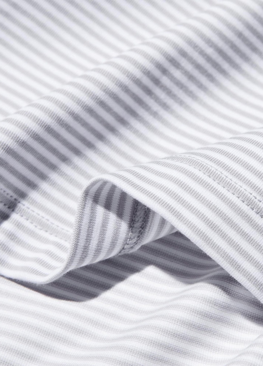 Светло-серая футболка Uniqlo