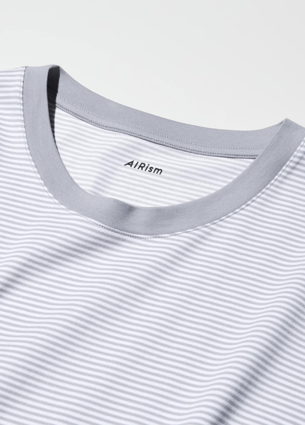 Светло-серая футболка Uniqlo