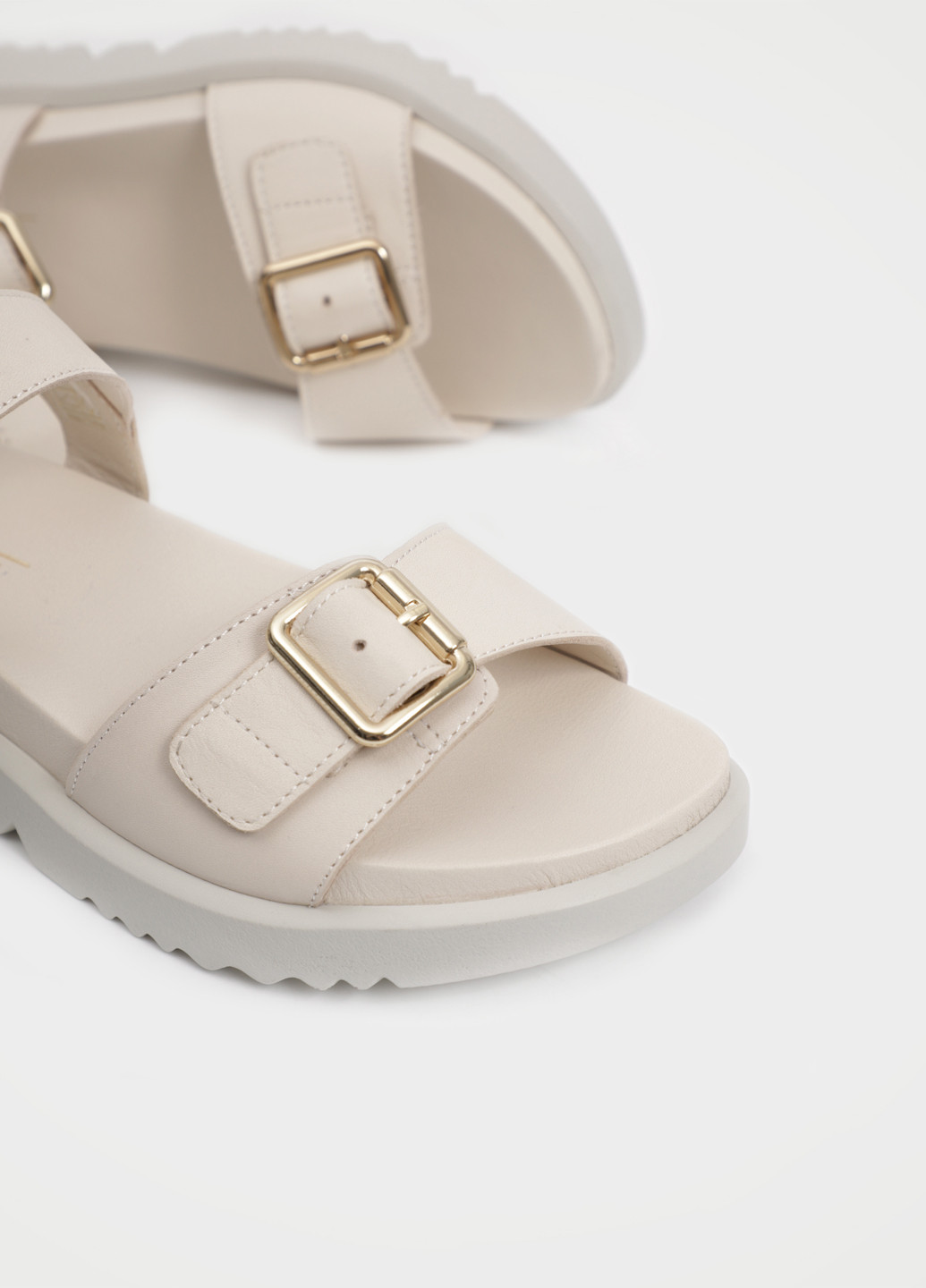 Молочные босоножки Respect с ремешком