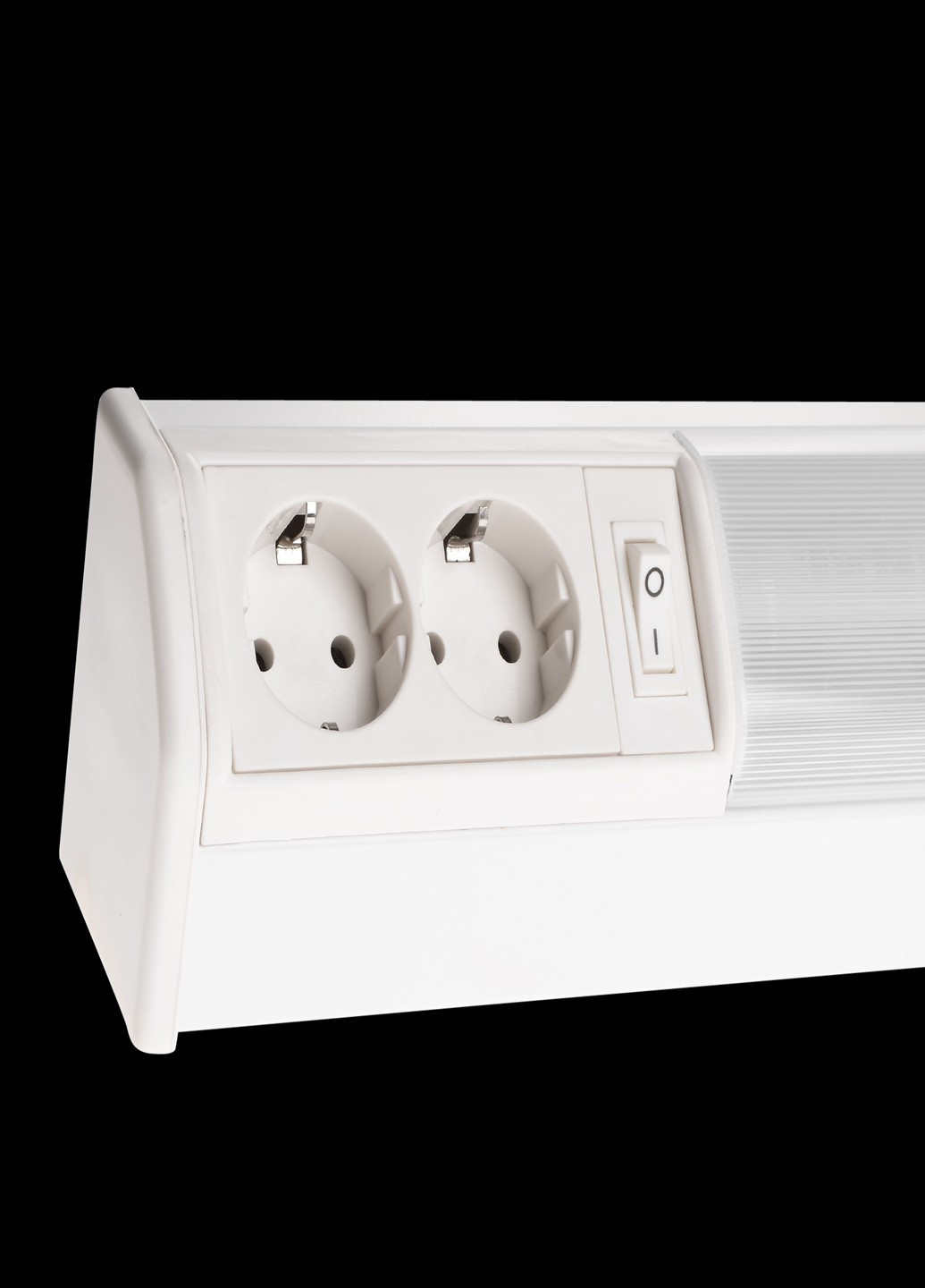 FLF-61/8W LT5 /L Люминесцентный линейный светильник с розеткой Brille (185912628)