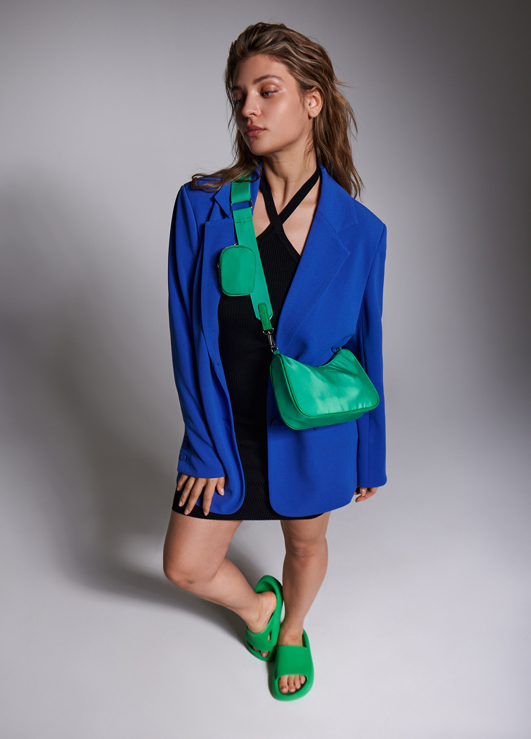 Черное кэжуал платье с открытой спиной Sinsay однотонное