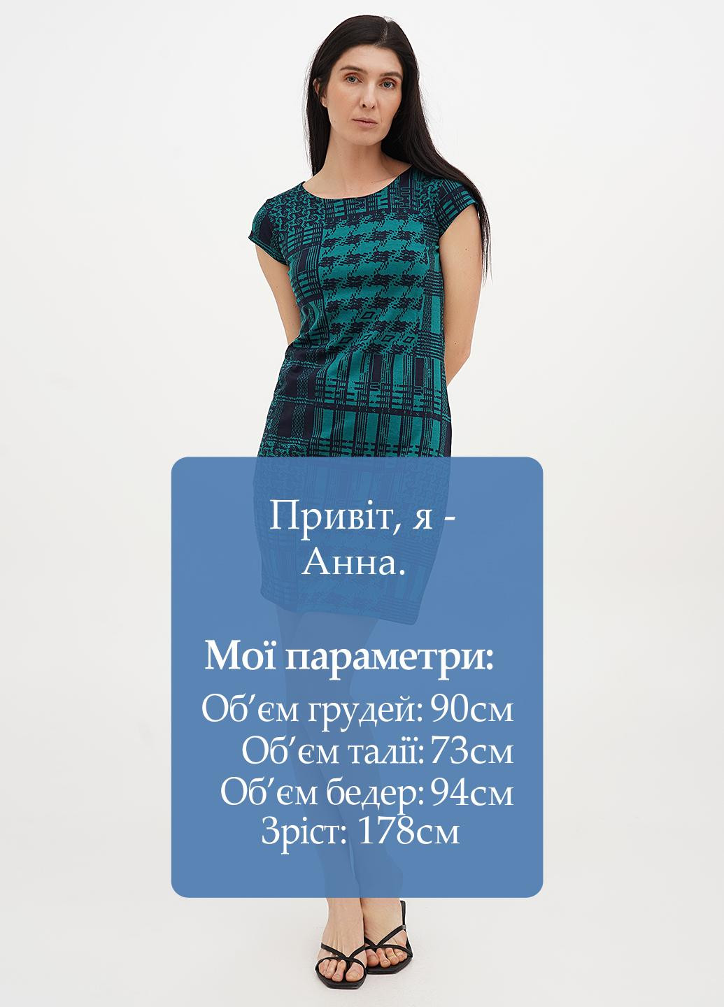 Зеленое кэжуал платье платье-футболка Dona с абстрактным узором