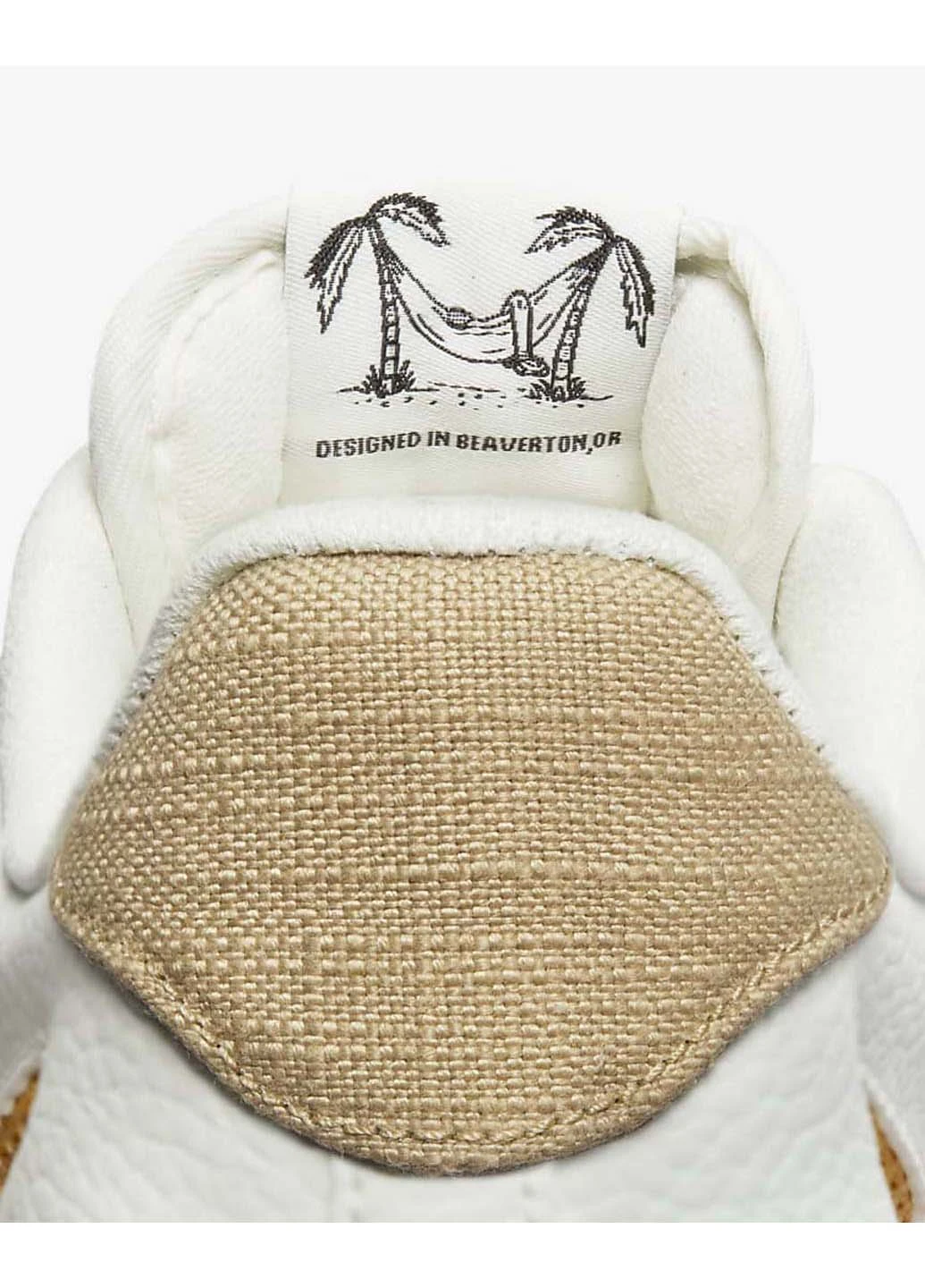 Белые демисезонные кроссовки Nike