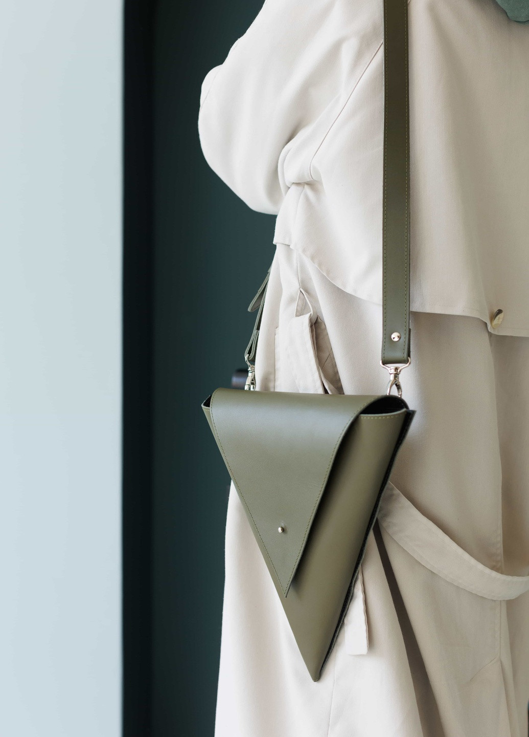 Треугольная стильная женская сумка из натуральной полуматовой кожи цвета хаки Boorbon (253154129)