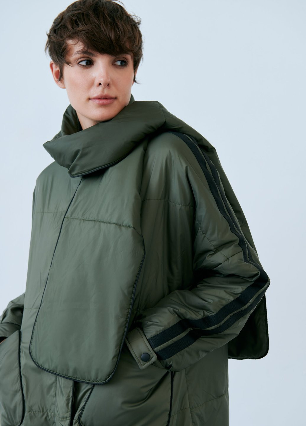 Оливковая (хаки) демисезонная стильная куртка хаки с шарфом Gepur