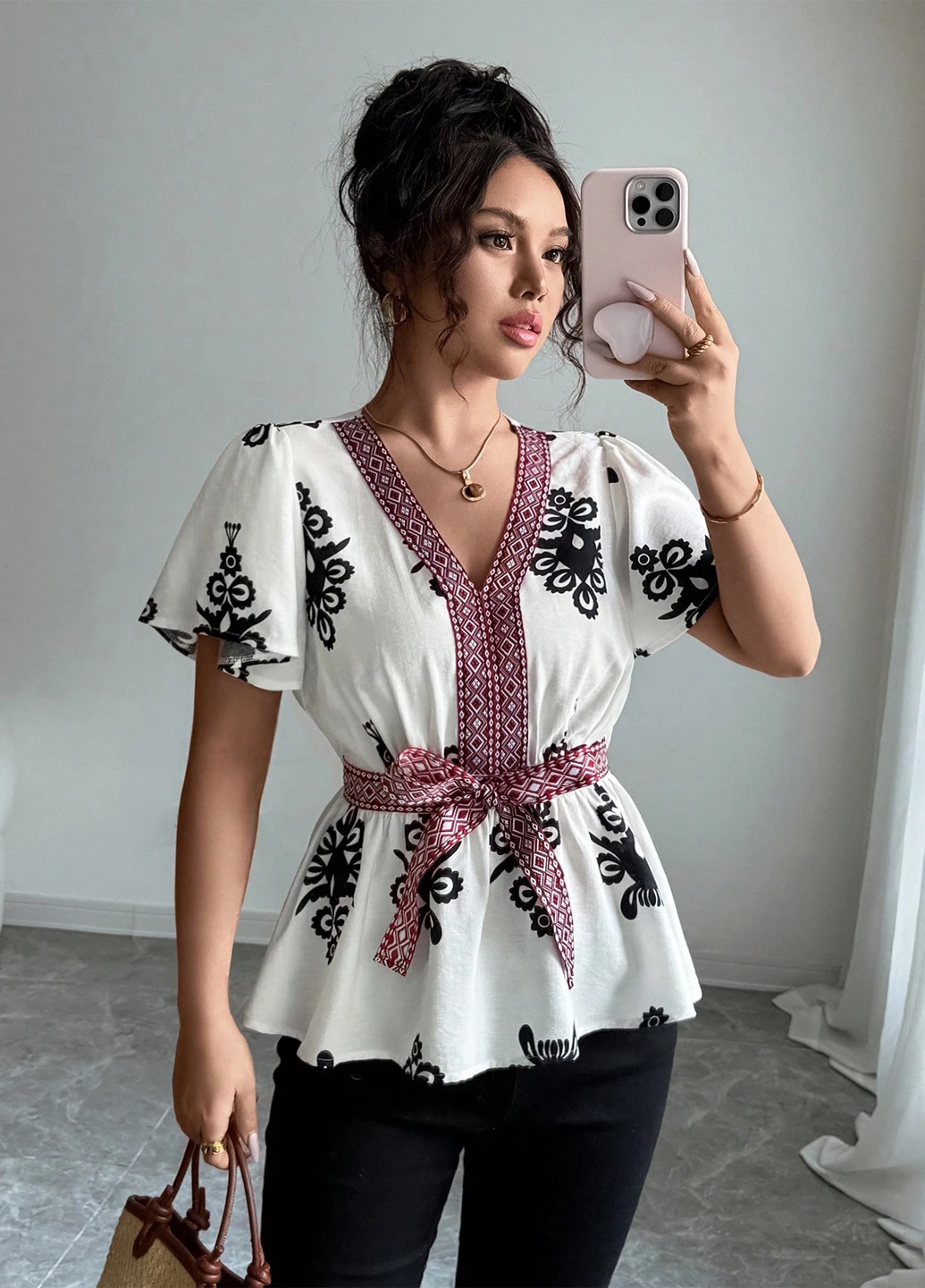 Біла блуза з баскою SHEIN
