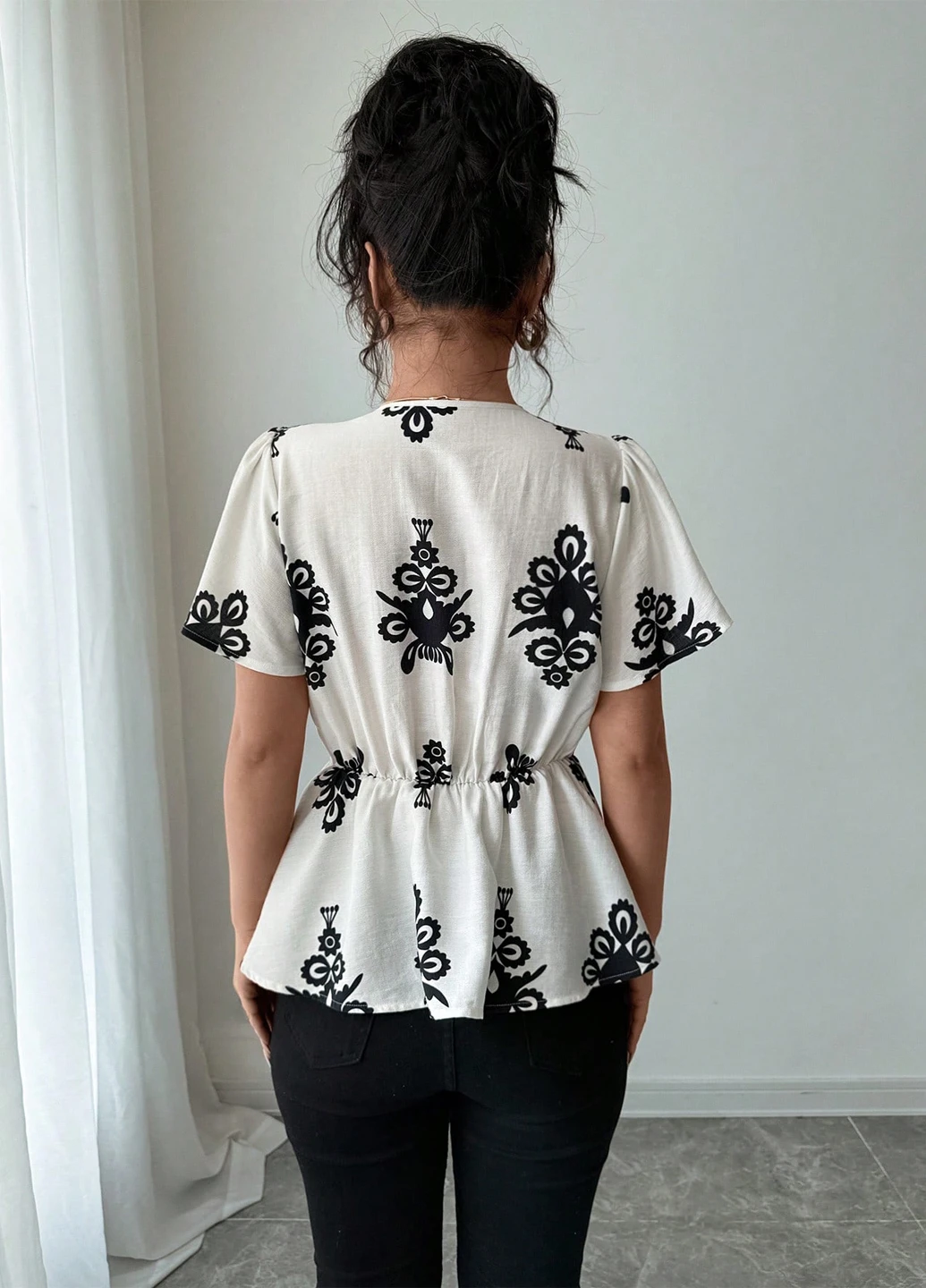 Біла блуза з баскою SHEIN