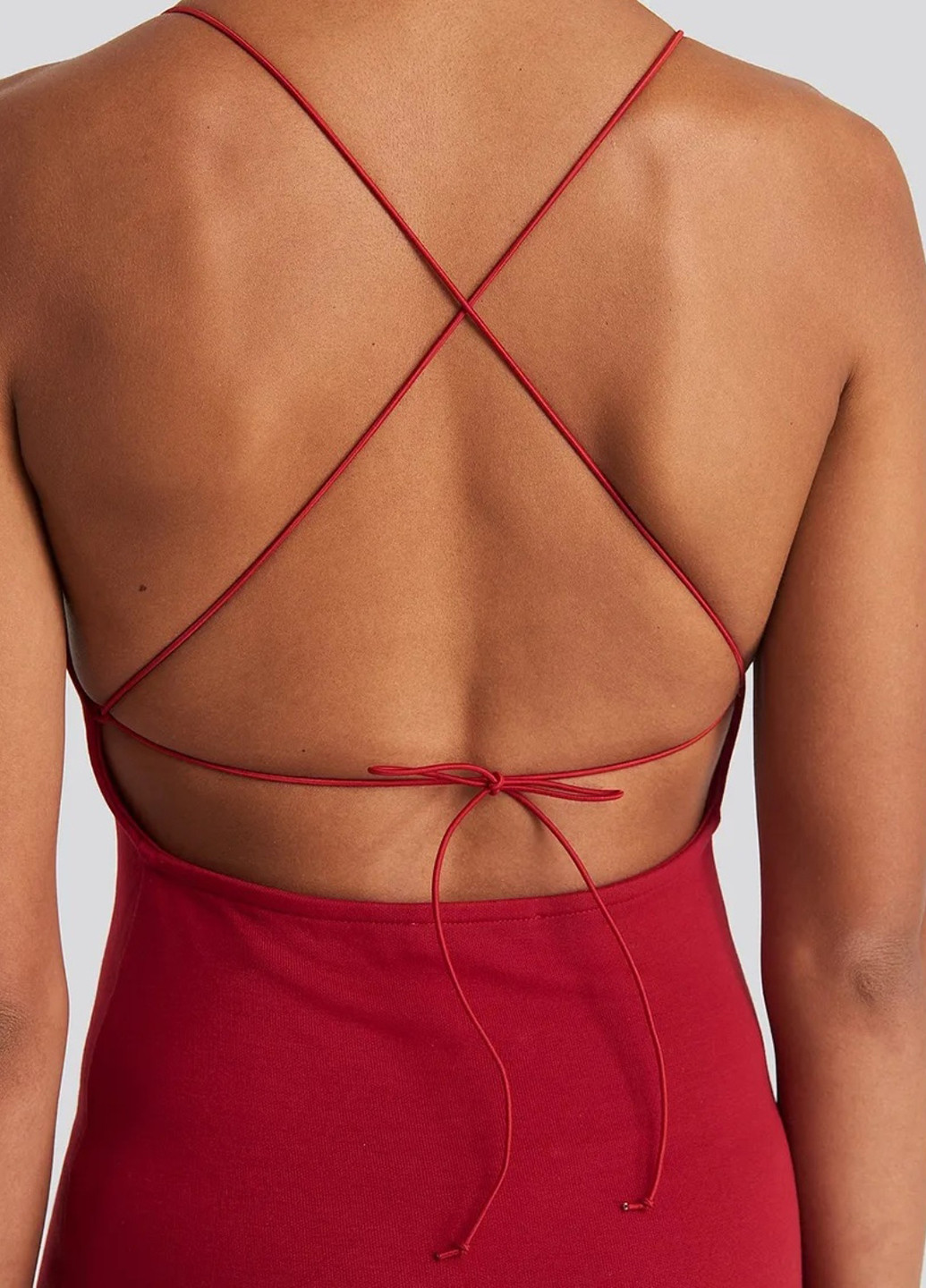 Червона коктейльна сукня з відкритою спиною, футляр NA-KD однотонна