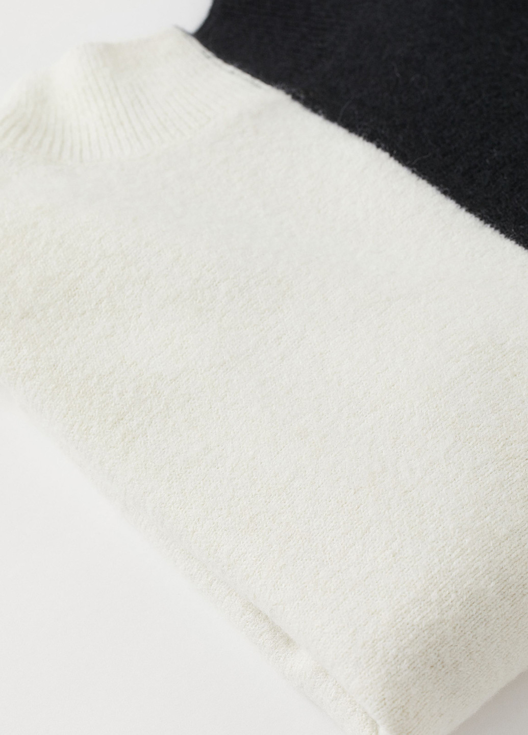 Черно-белый зимний свитер H&M