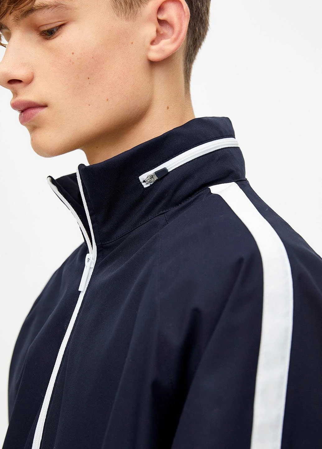 Темно-синя демісезонна вітровка Pull & Bear
