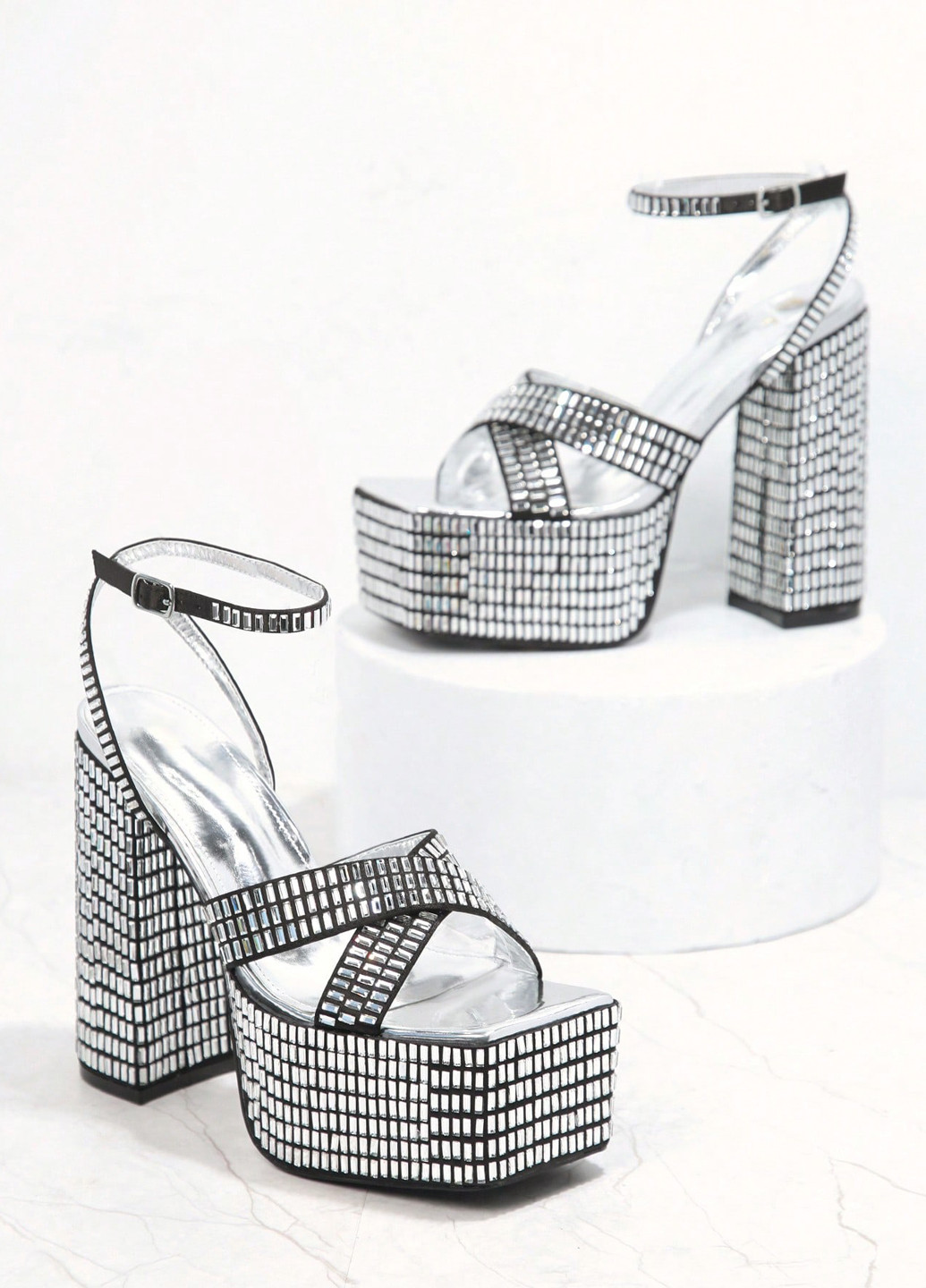 Серебряные босоножки SHEIN с ремешком с камнями