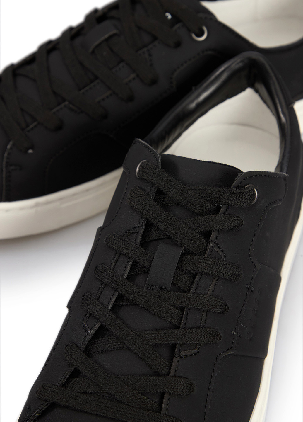 Чорні всесезон кросівки Guess