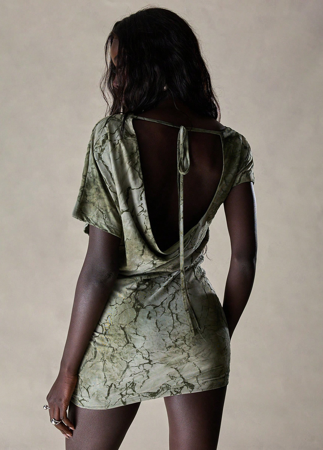 Оливкова кежуал сукня з відкритою спиною SHEIN тай-дай