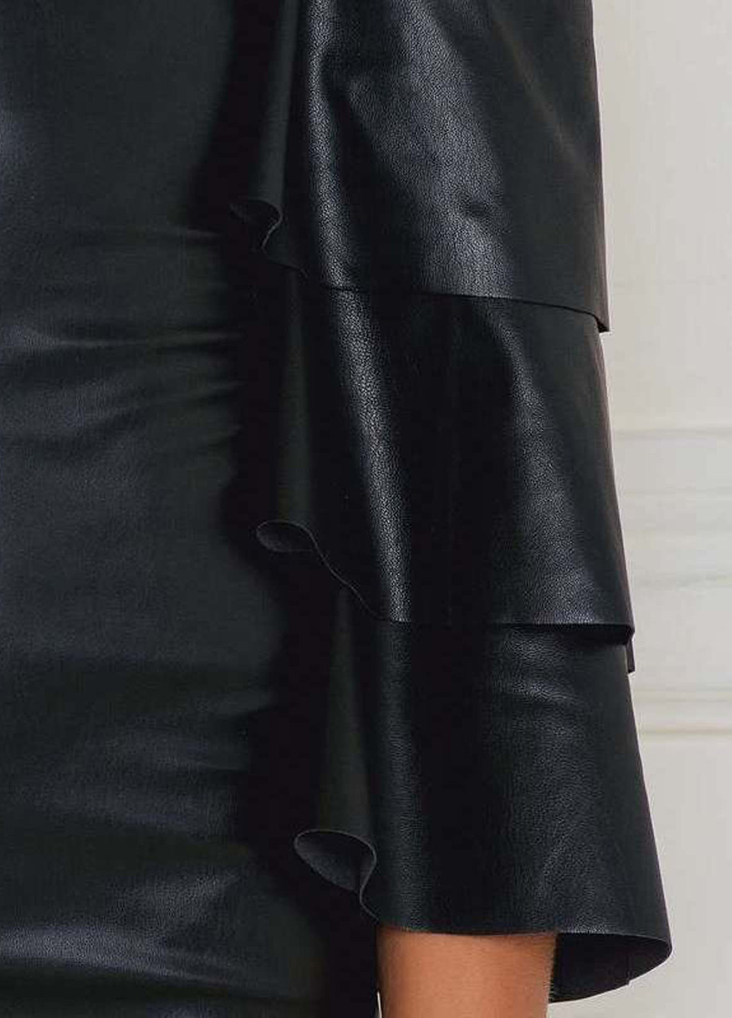 Черное коктейльное платье с открытыми плечами Rebecca Stella однотонное