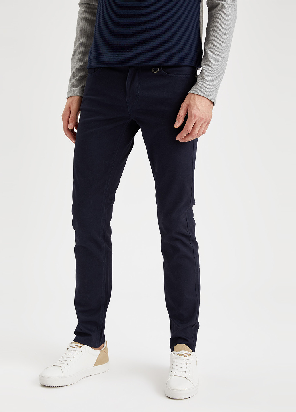Темно-синие джинсовые демисезонные зауженные брюки DeFacto