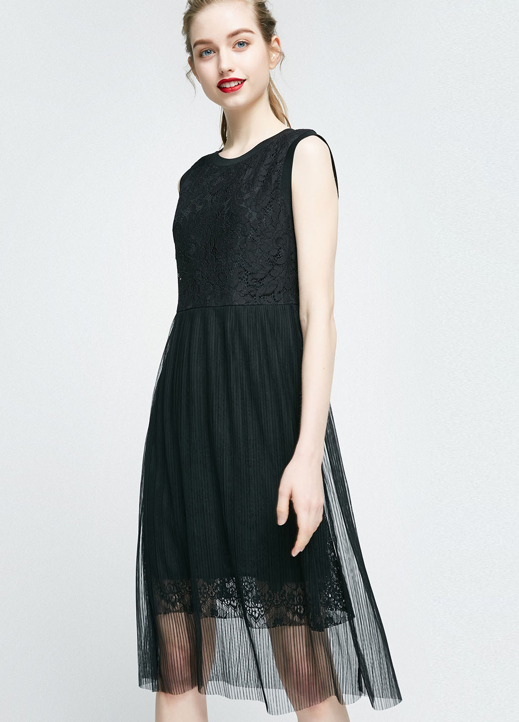 Черное коктейльное платье клеш, плиссированное Vero Moda однотонное