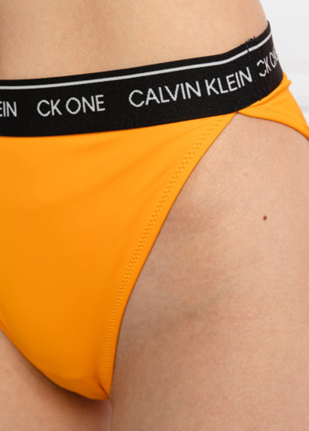 Светло-оранжевые купальные трусики с логотипом Calvin Klein