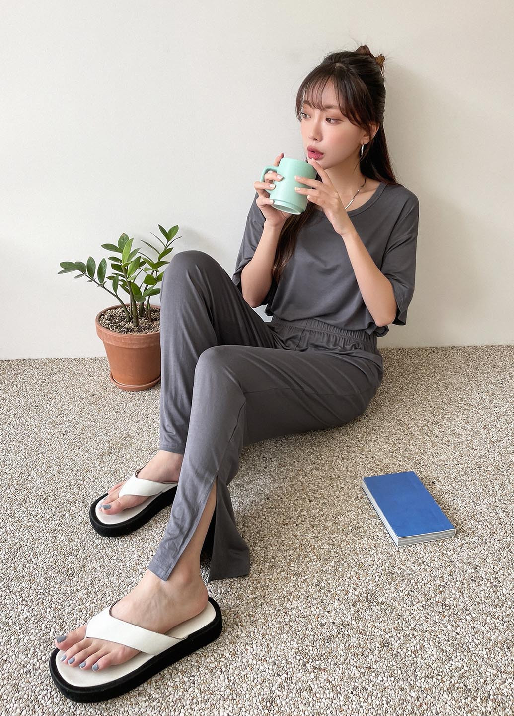 Сіра всесезон піжама (футболка, брюки) футболка + штани SHEIN