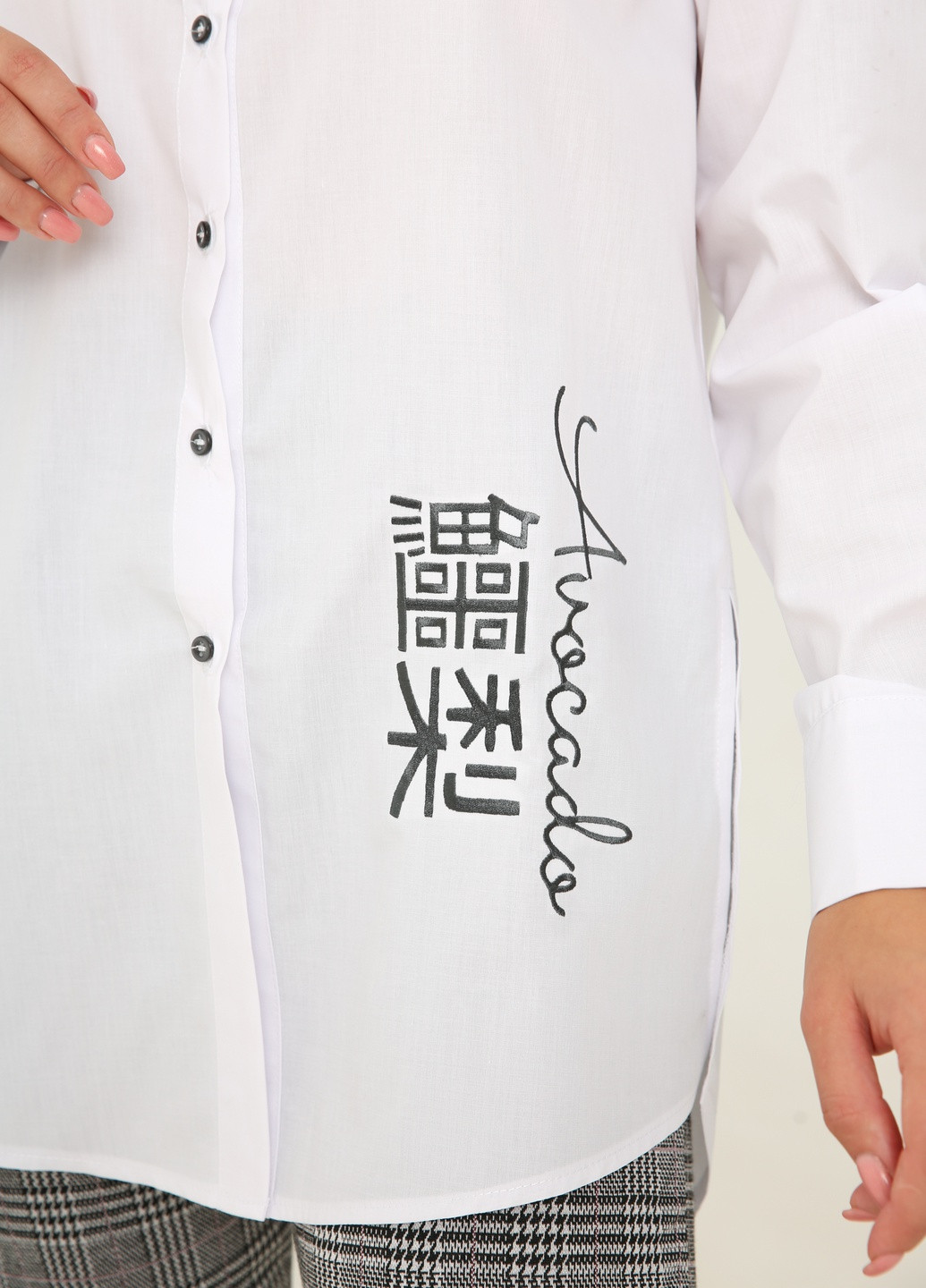 Белая демисезонная рубашка туника удлиненного кроя с вышивкой "авокадо иероглифы" INNOE Белая блуза