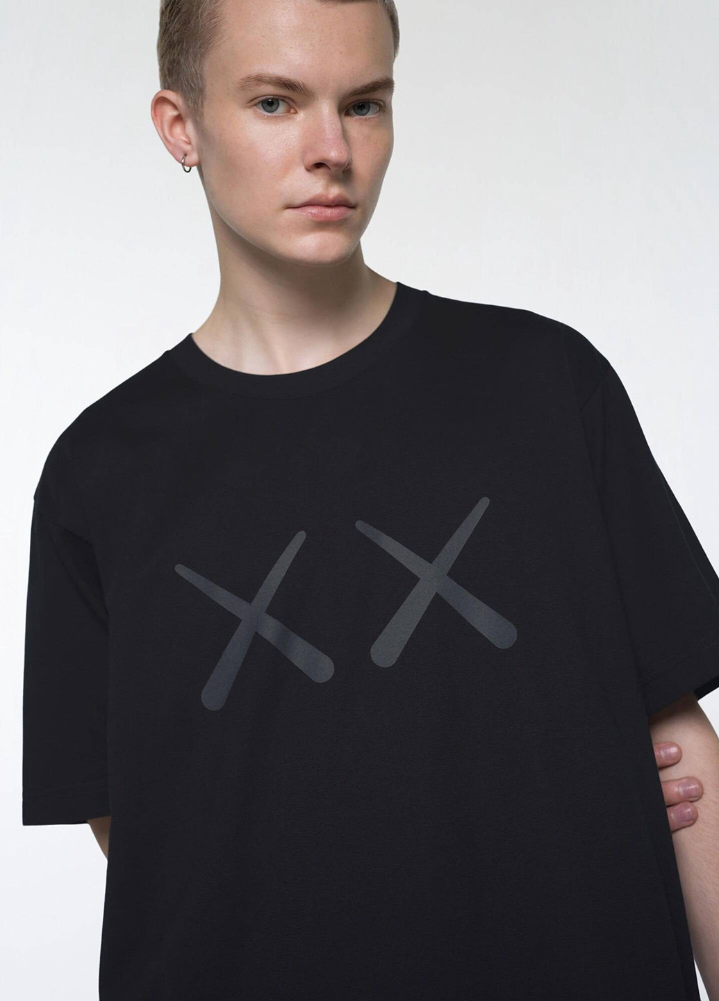 Черная футболка Uniqlo