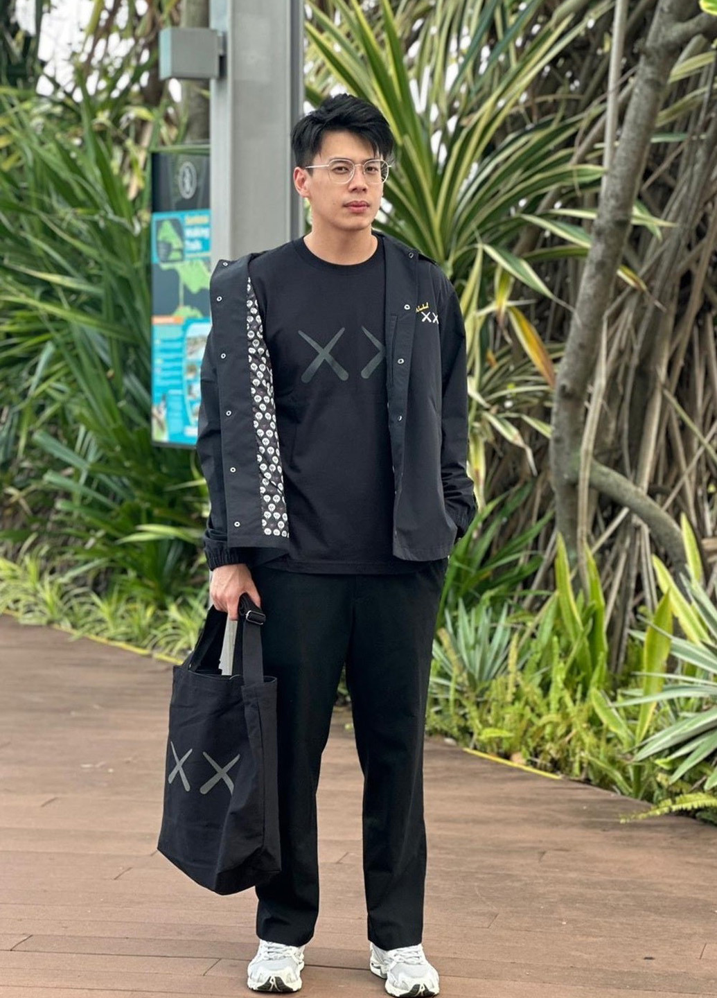 Черная футболка Uniqlo