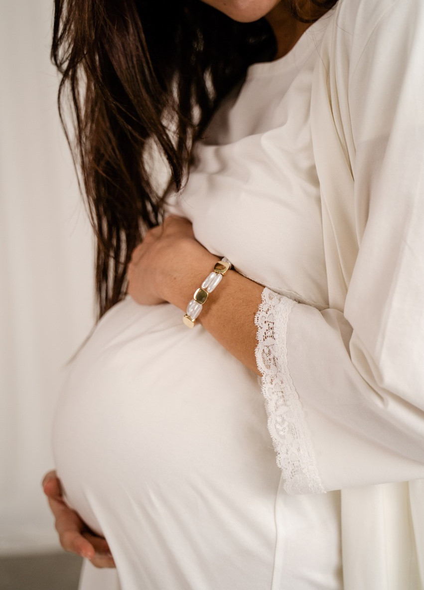 Белый демисезонный комплект для беременных и кормящих - халат + ночная рубашка пудровый To Be