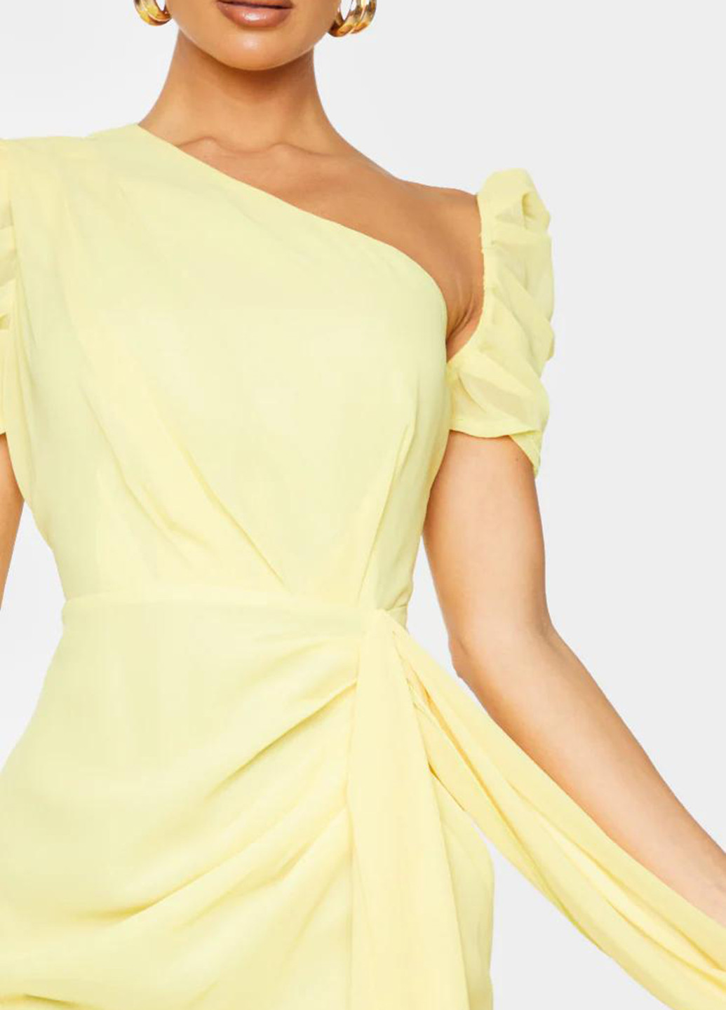 Светло-желтое коктейльное платье на одно плечо, со шлейфом PrettyLittleThing однотонное