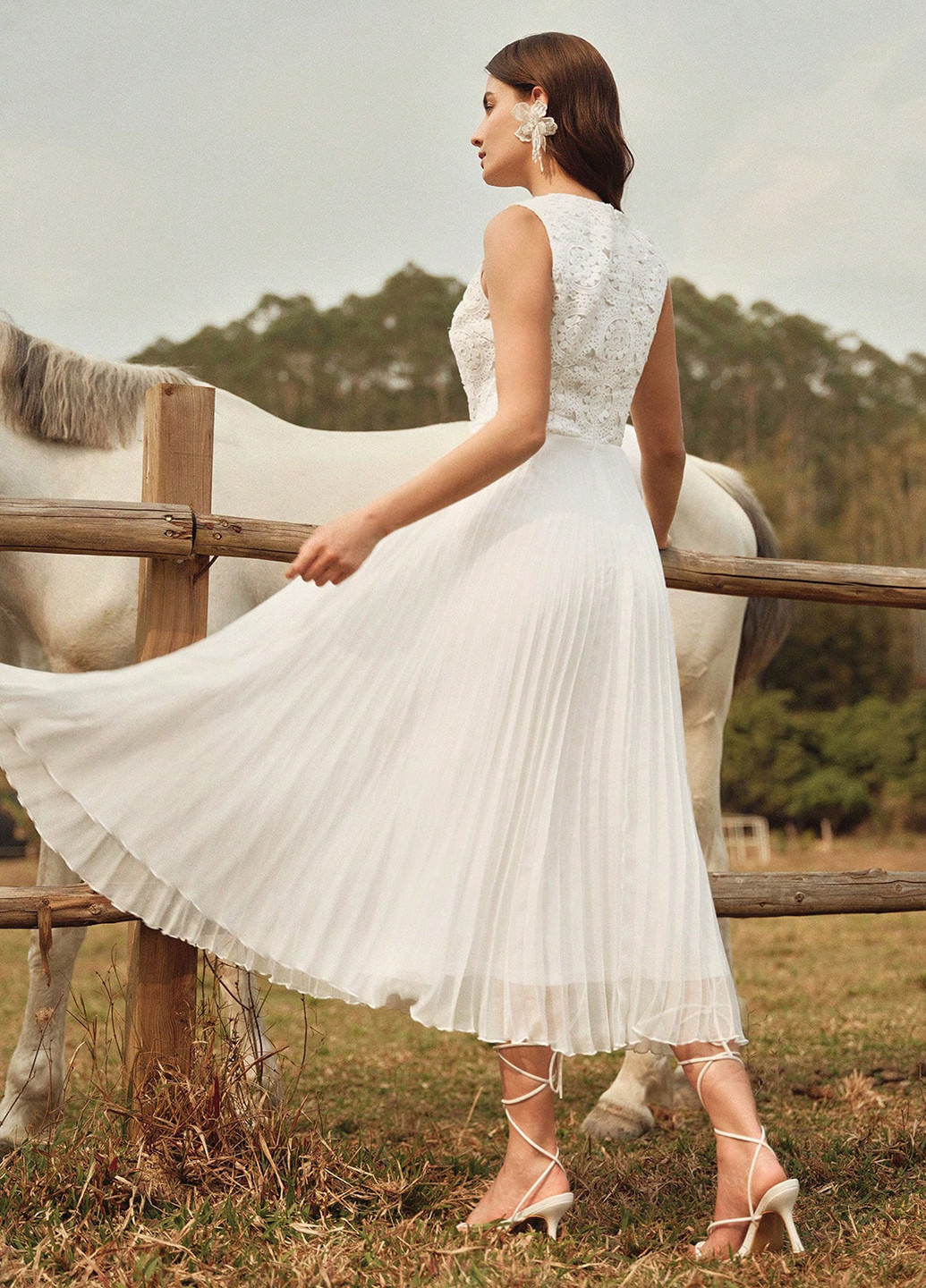 Молочное праздничный платье клеш, с открытыми плечами, плиссированное SHEIN однотонное