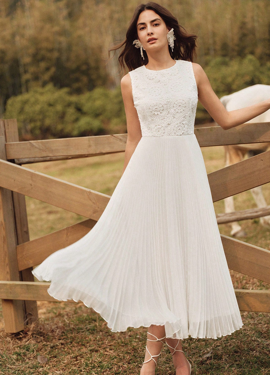 Молочное праздничный платье клеш, с открытыми плечами, плиссированное SHEIN однотонное