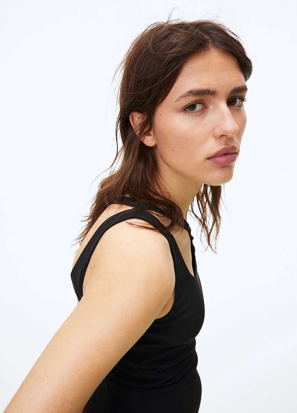 Черное кэжуал платье футляр, на одно плечо H&M однотонное