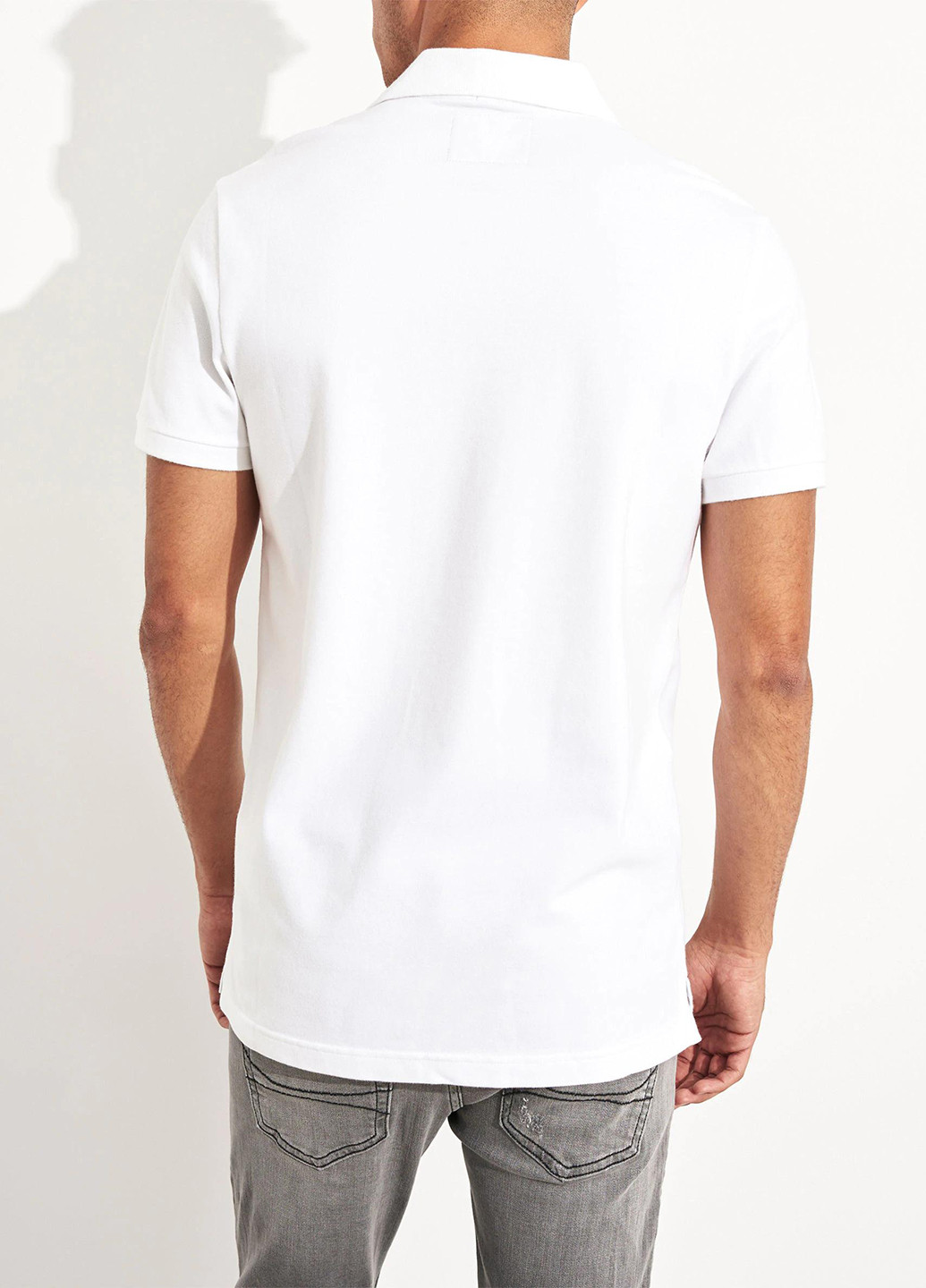 Белая футболка-поло для мужчин Hollister с логотипом