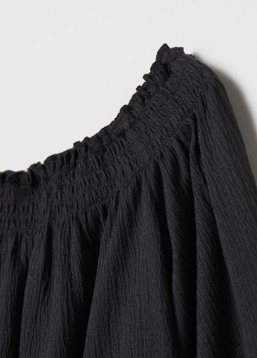 Черная летняя блузка с открытыми плечами H&M