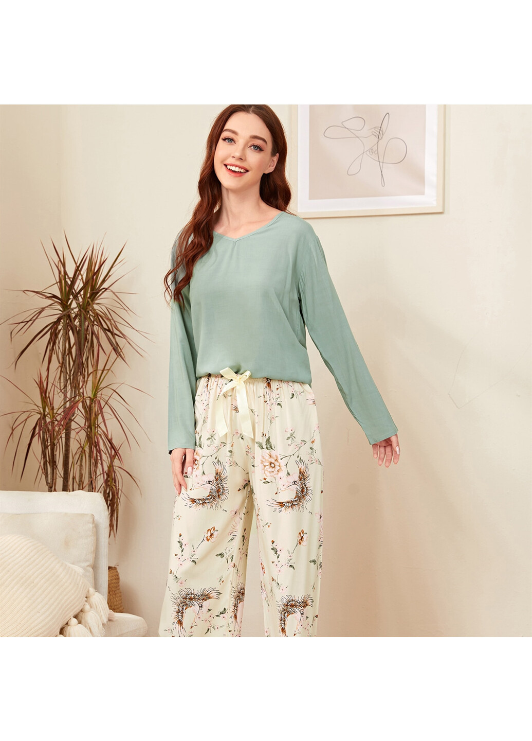 Молочная всесезон комплект женский домашний 2 в 1: лонгслив и штаны с цветочным принтом tenderness Berni Fashion 59680