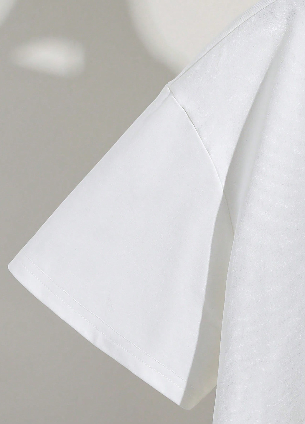 Белая летняя футболка SHEIN