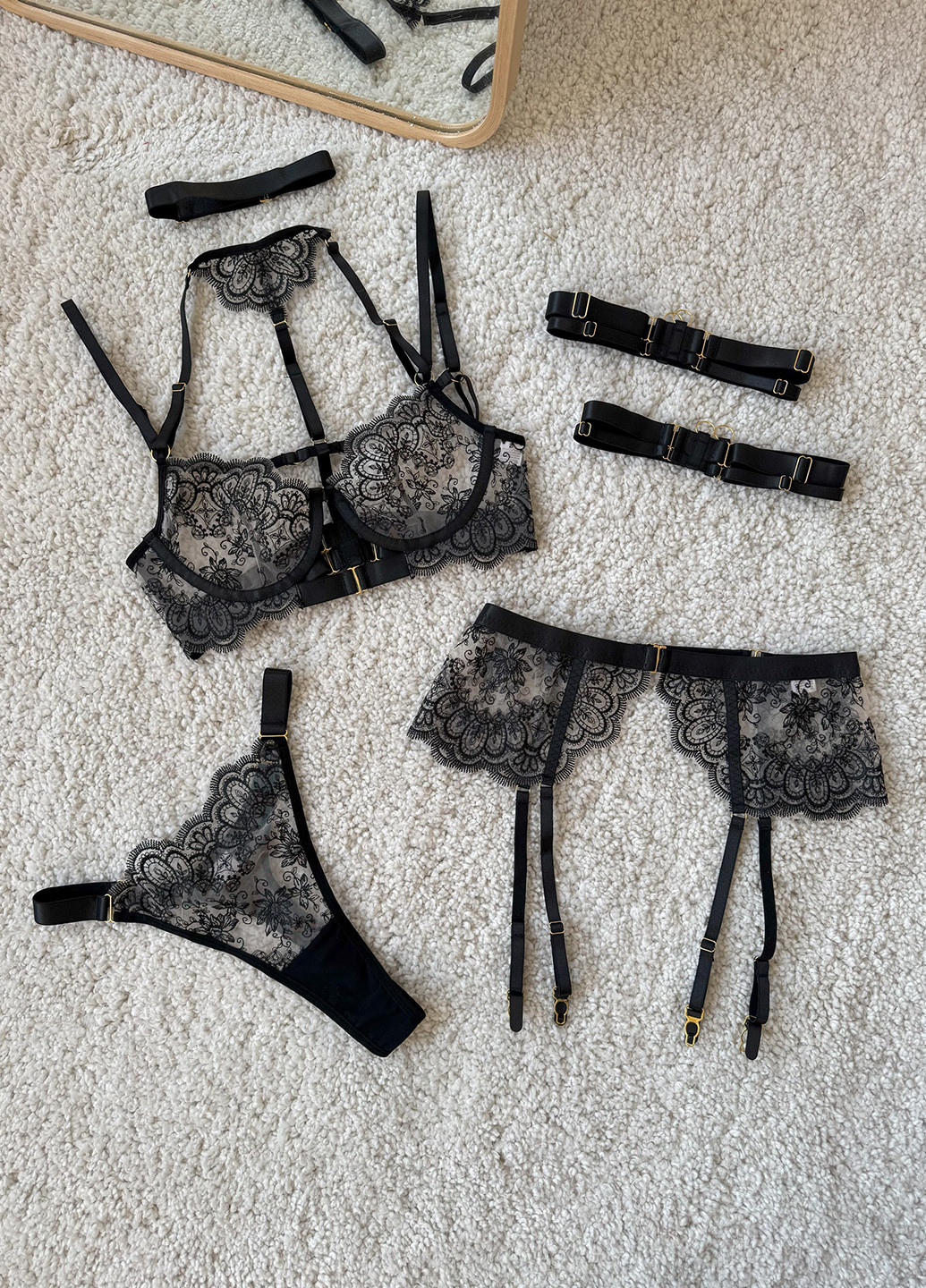 Черный демисезонный комплект (бюстгальтер, трусики, пояс, подвязки, чокер) NOVA VEGA