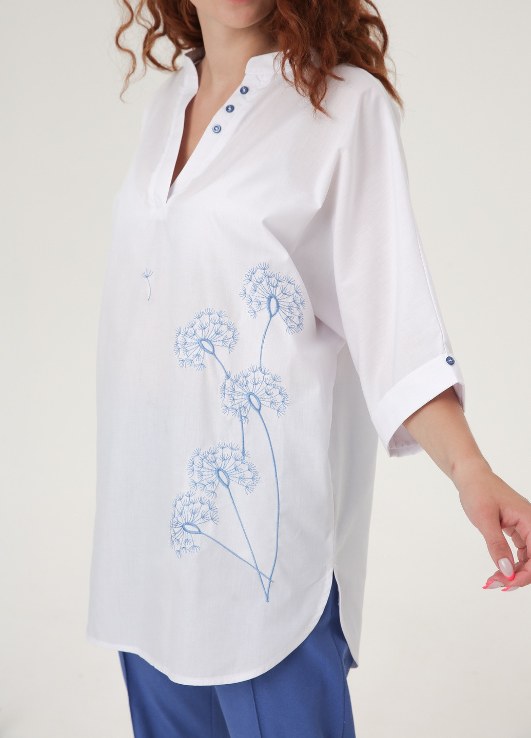 Белая демисезонная блузка - туника с удлиненной спинкой и вышивкой по груди. INNOE Блуза с вышивкой