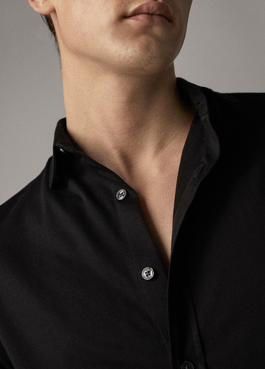 Черная кэжуал рубашка однотонная Massimo Dutti