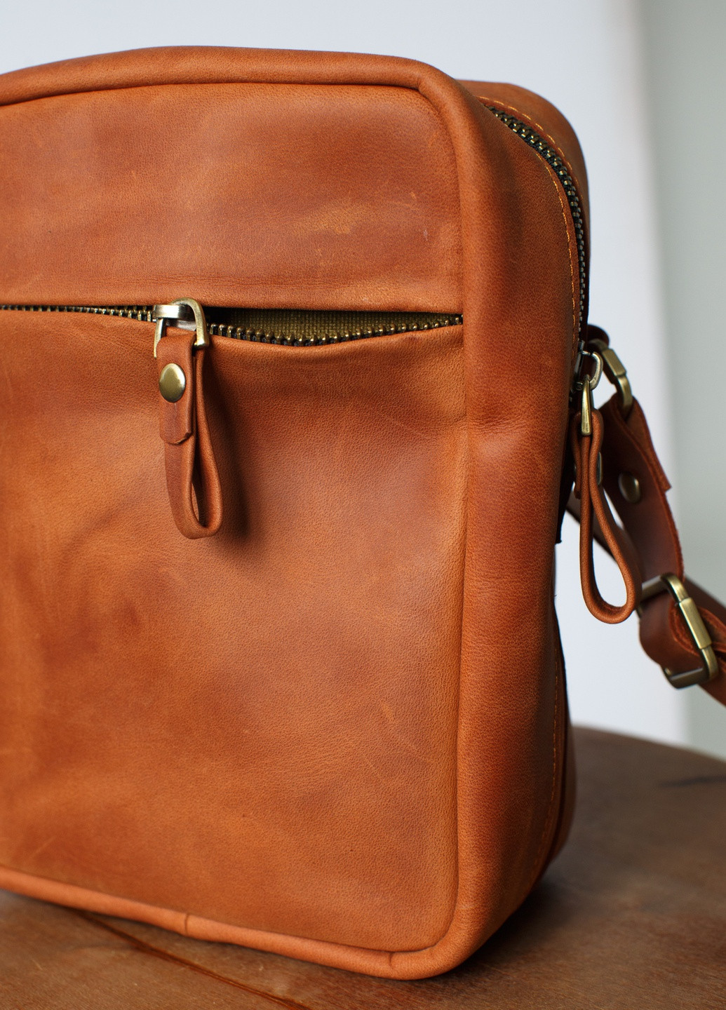 Практичная мужская сумка мессенджер через плечо ручной работы из натуральной винтажной кожи коричневого цвета Boorbon (253412637)
