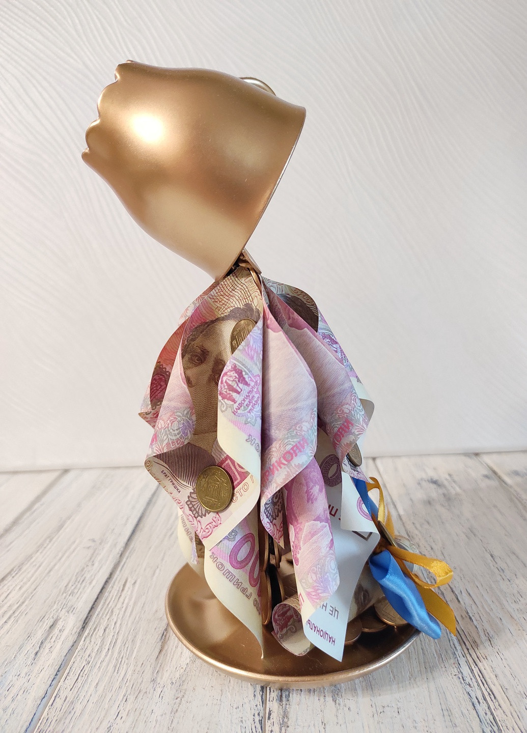 Сувенір статуетка Левітуюча чашка з золотим напиленням та 100 гривнями ручна робота хендмейд подарунок SuvenirPodarokZP 4 (254784416)