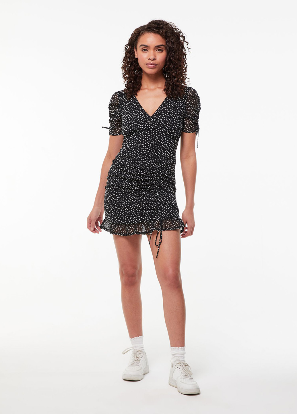 Черное кэжуал платье силуэтная Jennyfer с цветочным принтом