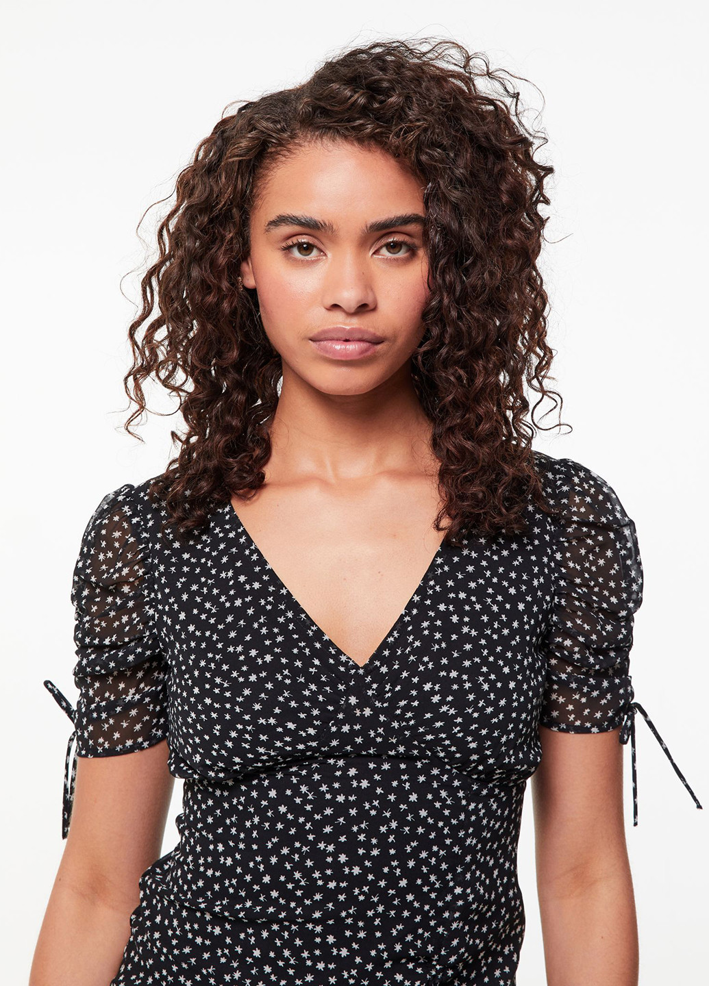 Черное кэжуал платье силуэтная Jennyfer с цветочным принтом