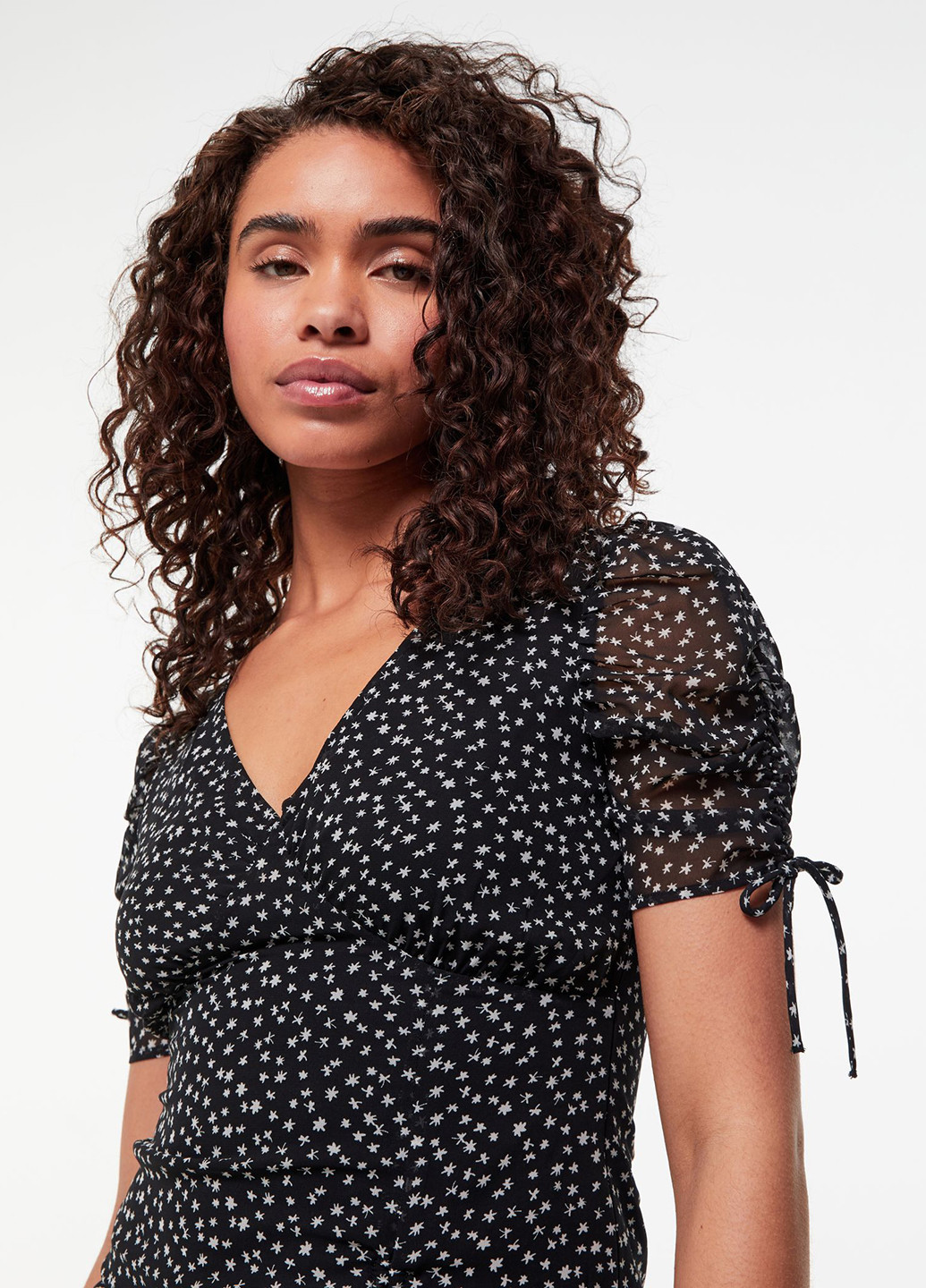 Черное кэжуал платье силуэтная Jennyfer с цветочным принтом