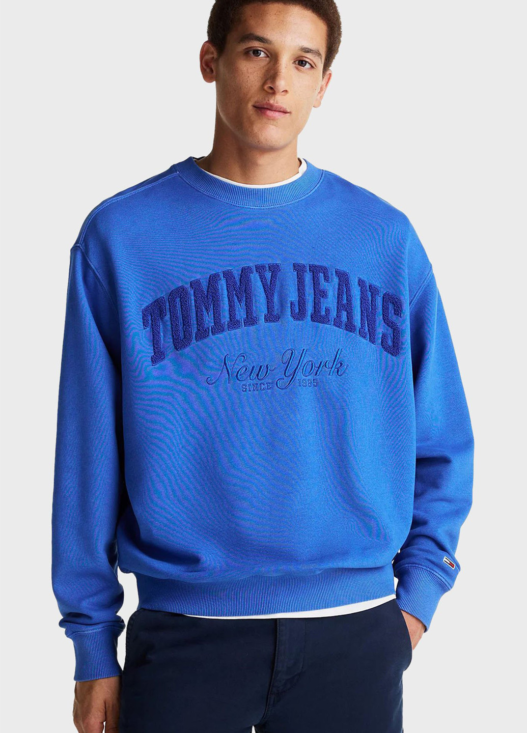 Синій світшот Tommy Jeans однотонний вишивка (347228171)