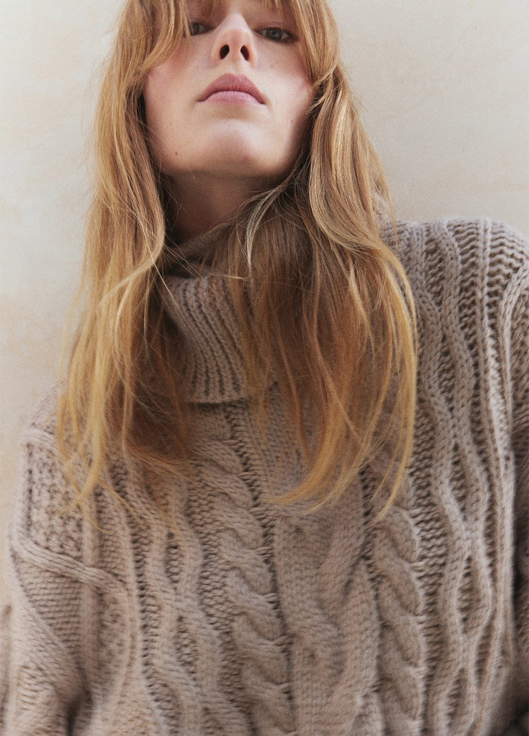 Бежевый зимний свитер H&M