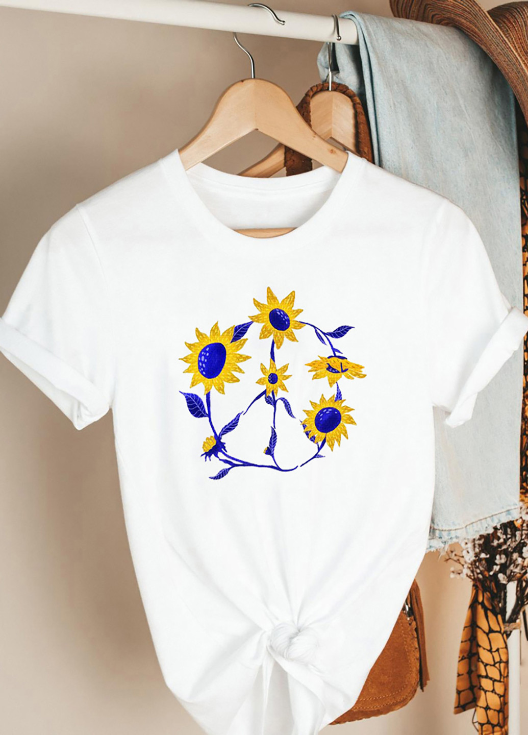 Белая демисезон футболка женская белая sunflowers of freedom Katarina Ivanenko