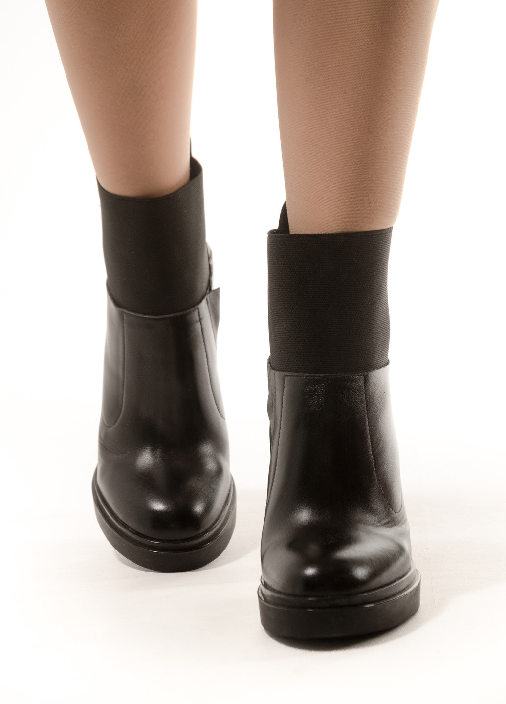Чорні демісезонна шкіряні черевики на високих підборах у стилі челсі INNOE Ботильоны